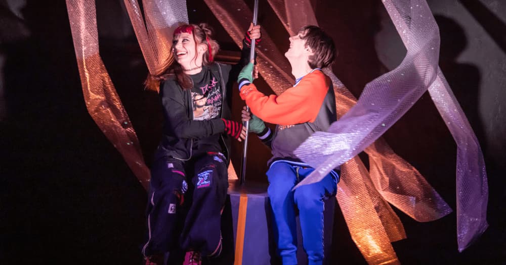 Orkan- en teaterföreställning om ensamhet och gemenskap